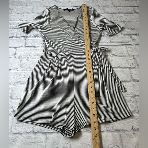 One Clothing Black and White Striped Wrap Shorts Romper. Size Small. - Picture 4 of 5
